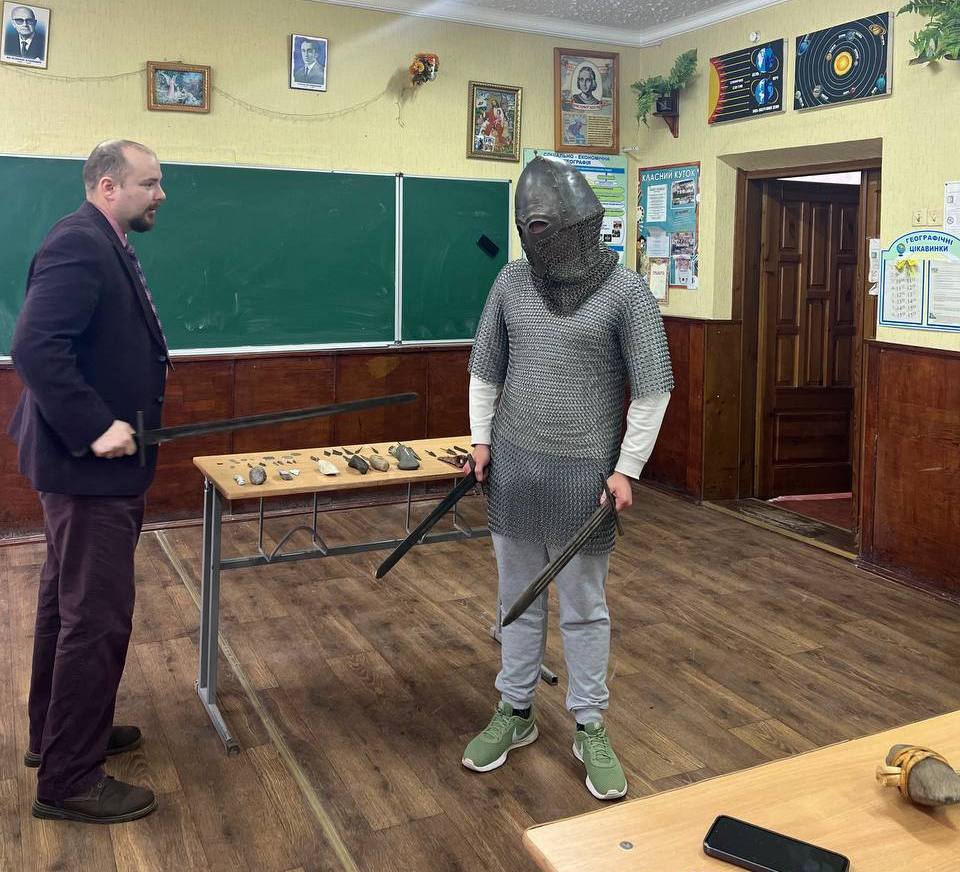 Баран Б. М. заохочує учня до вступу на історичний факультет